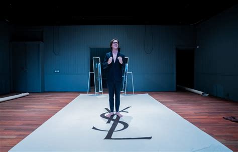 florian myjer yves saint laurent|Yves Saint Laurent is prikkelend theater, geestig soms ook.